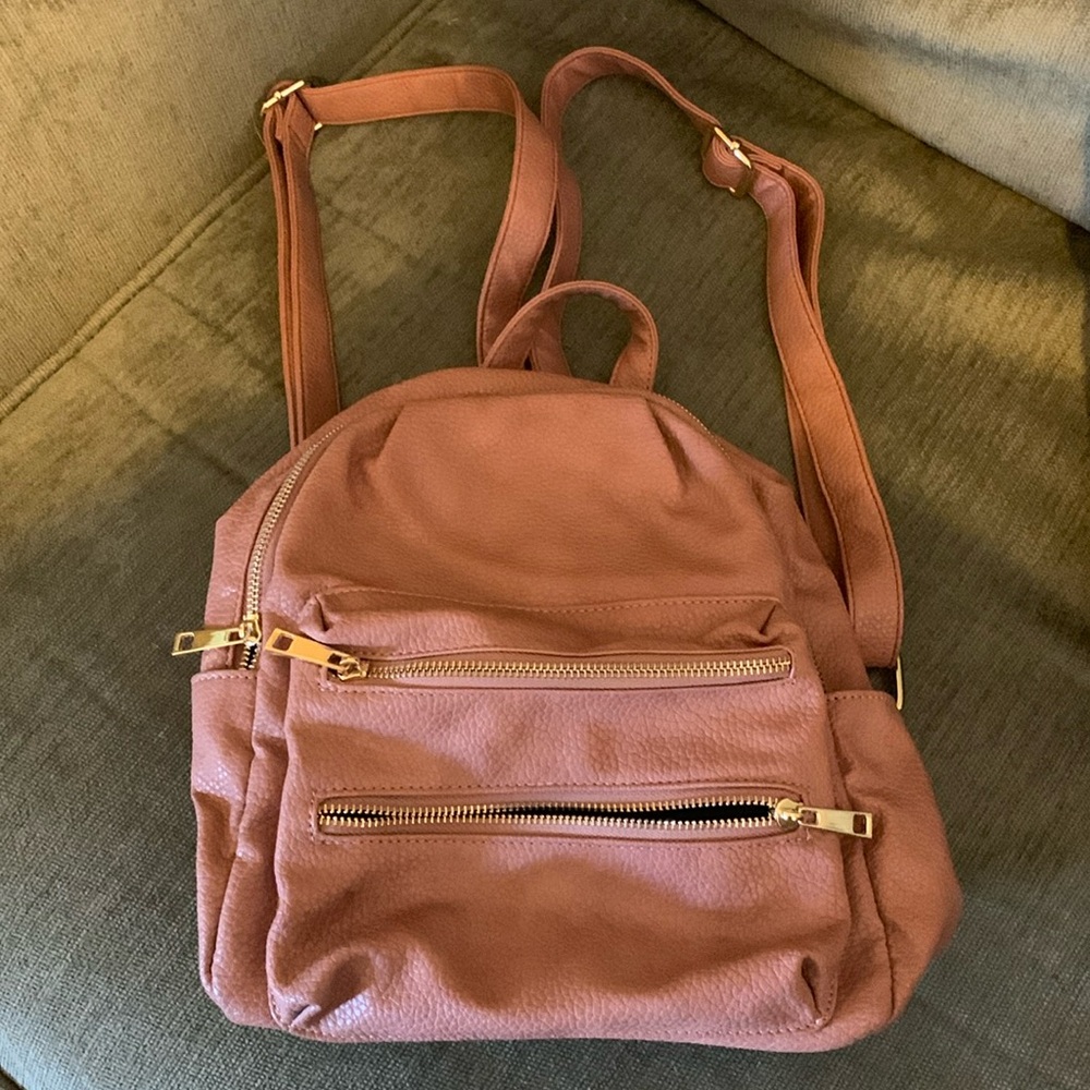 Mauve backpack purse zippers work.   Stylish.